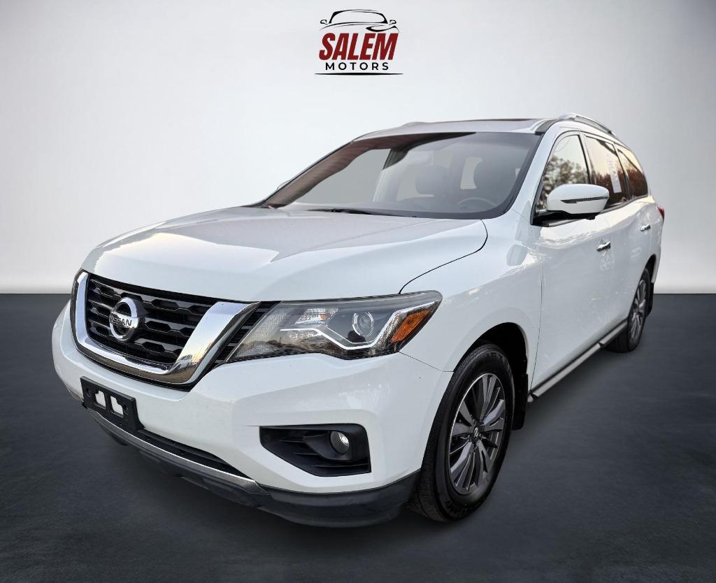 2017 Nissan Pathfinder SL's photo