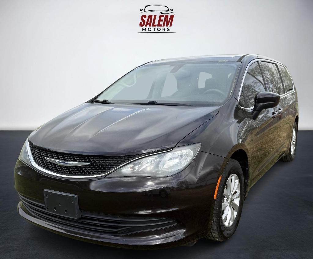 2017 Chrysler Pacifica Touring's photo